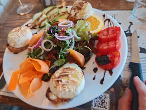 Assiette généreuse de produits frais et fromages grillés