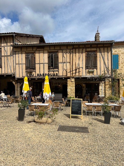 Façade complète de Lou Bassouas sur la place du village