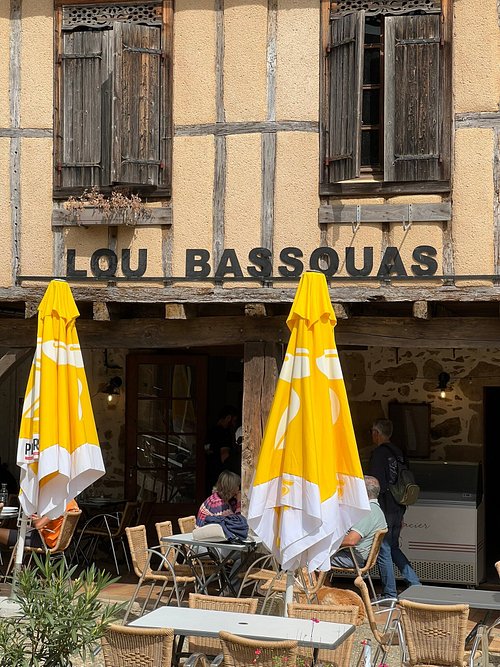 Entrée de Lou Bassouas dans sa bâtisse à colombages