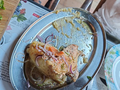 Plat en sauce généreux servi sur une assiette ovale