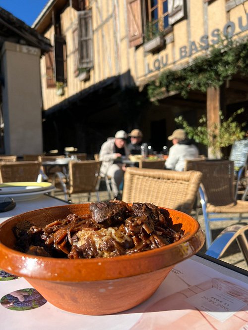 Plat mijoté servi en terrasse devant Lou Bassouas