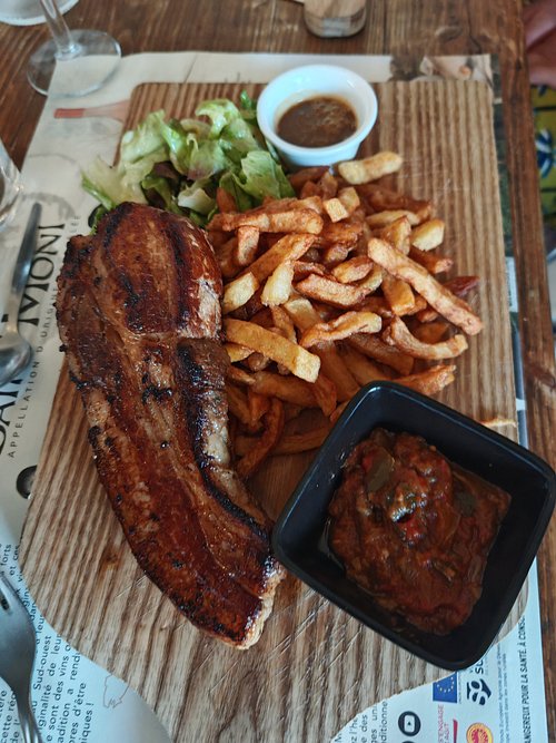 Faux-filet accompagné de frites maison et salade