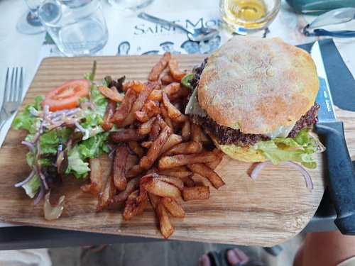 Burger Lou Bassouas au canard avec frites maison et salade
