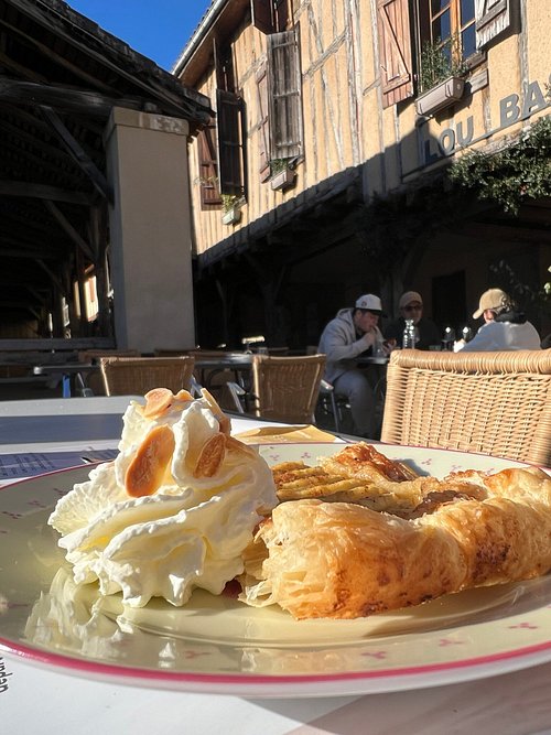 Dessert feuilleté avec crème fouettée en terrasse