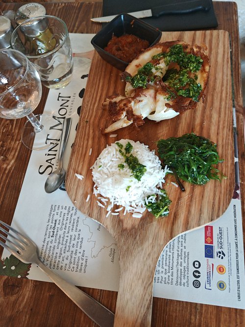 Assiette du terroir avec poisson, riz et légumes